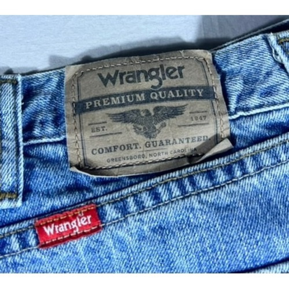 Wrangler Premium Quality Relaxed Fit Jeans Men's 42x30 Medium Wash Blue Denim - Picture 9 of 16